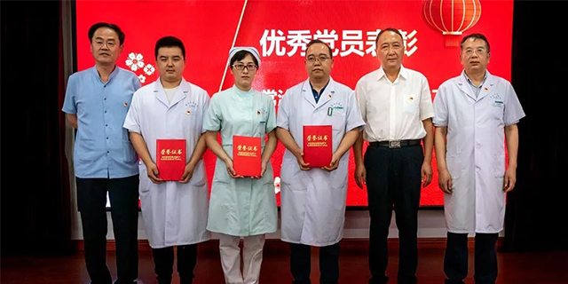 1657081361654671.jpg 院领导与优秀党员合影1.jpg
