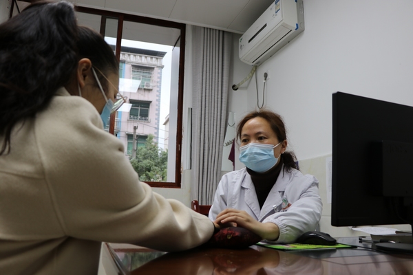 中医正在给患者把脉。