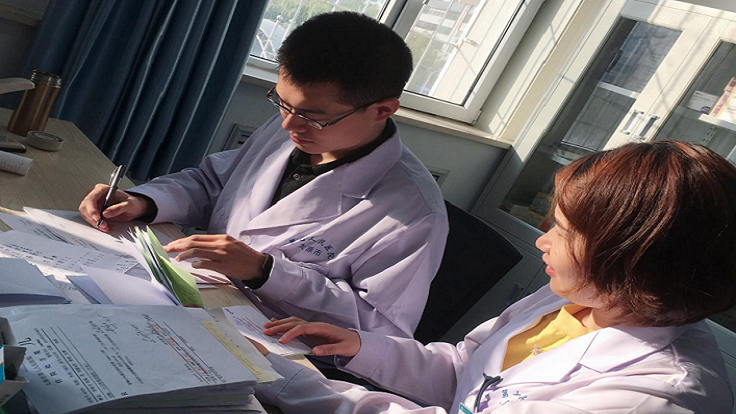 药剂师们在岗位上默默付出，保障药品供应