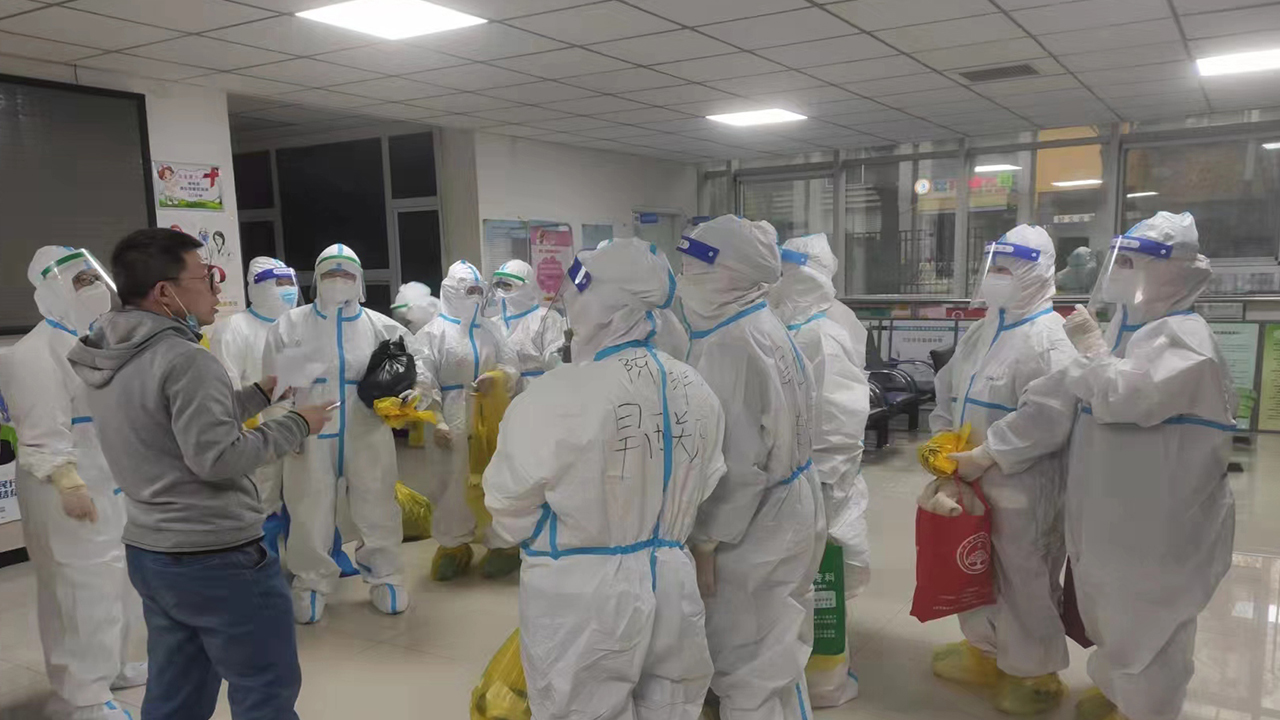 成人快手
三桥社区卫生服务中心，连夜开展特殊人群入户核酸采集工