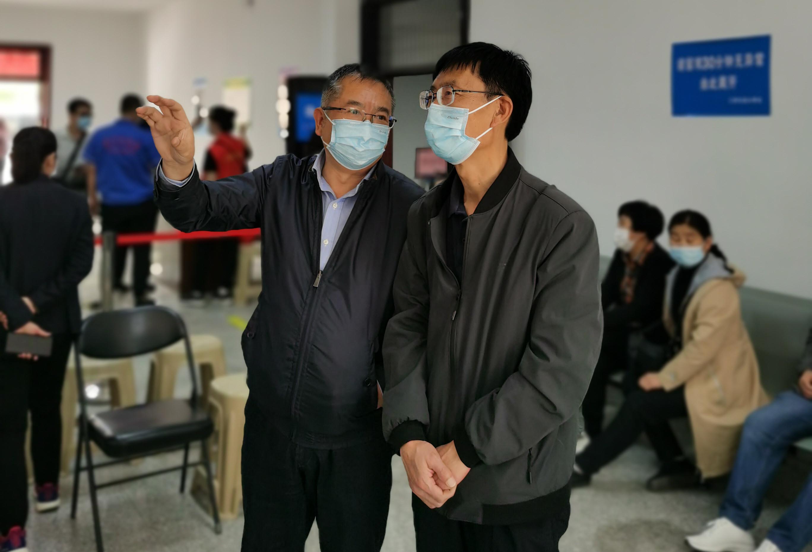 「成人快手动态
」成人快手
院领导走入新冠疫苗接种点