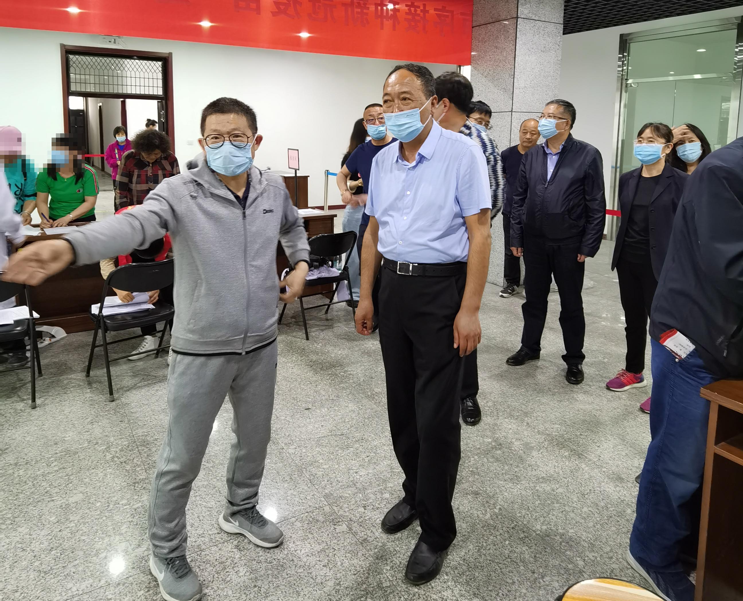 「成人快手动态
」成人快手
院领导走入新冠疫苗接种点