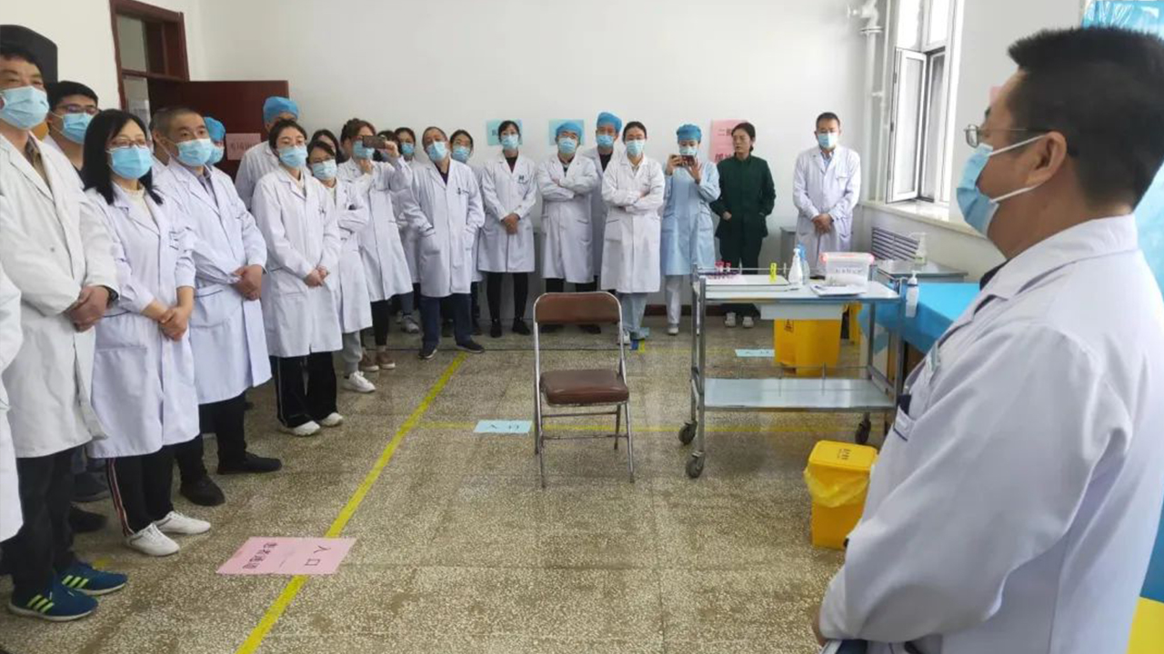 成人快手
开展穿脱防护服培训