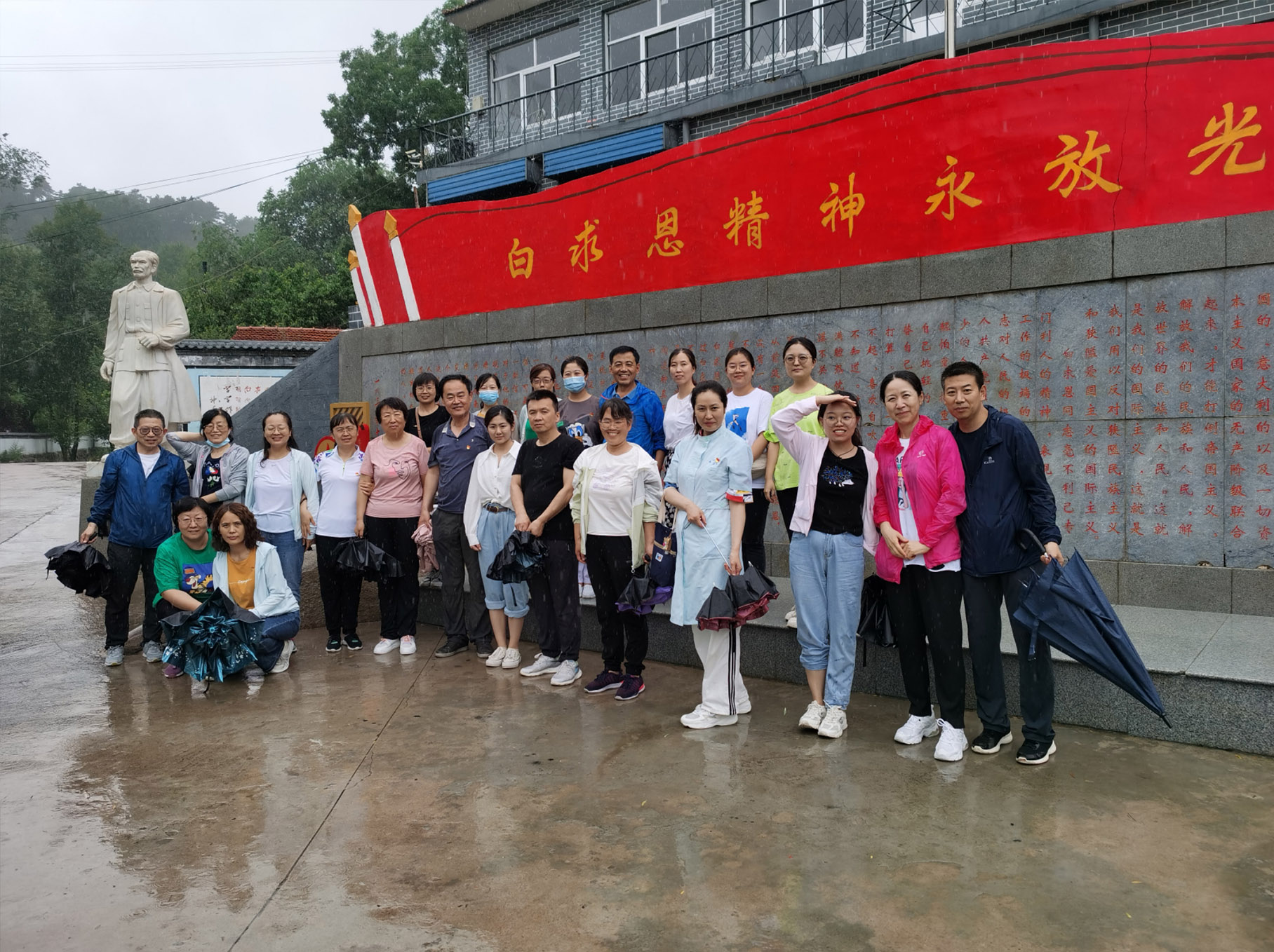 赓续红色血脉，成人快手
党员干部参观白求恩纪念馆