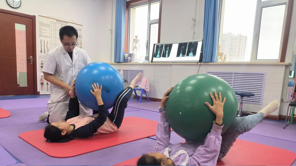 2025通用环球成人快手
脊柱健康夏令营集训活动来袭！不良体态及脊柱侧弯矫正