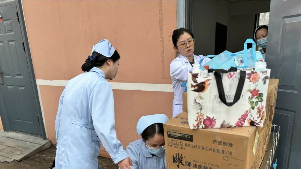 爱在三月天，情暖女职工——成人快手
为全体女职工发放妇女节福利