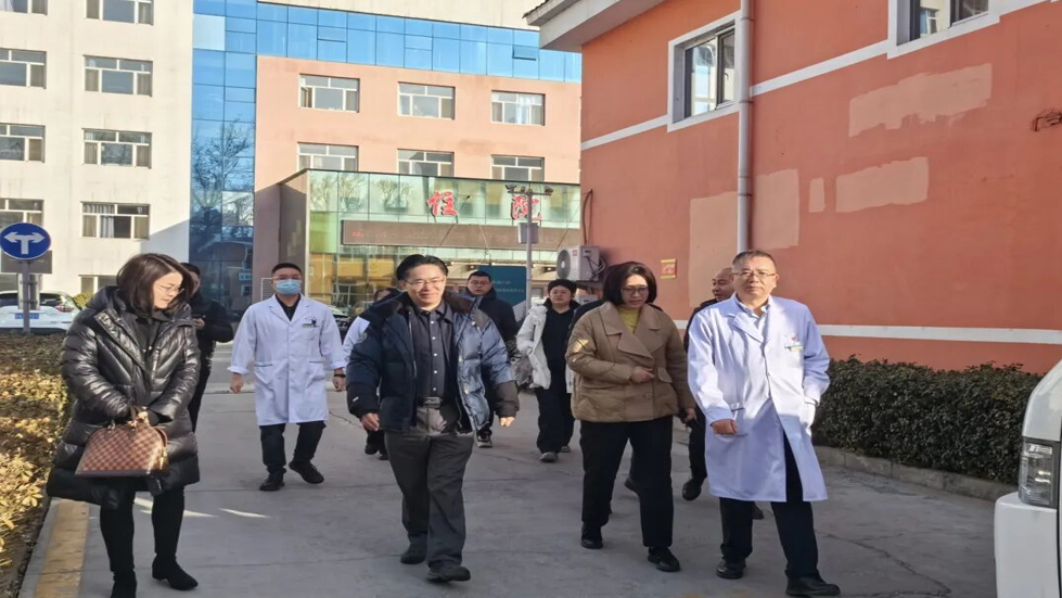 【成人快手动态
】知“脊”协会王楚怀教授、何鹏飞主任、孟亚清主任莅临成人快手
指导工作